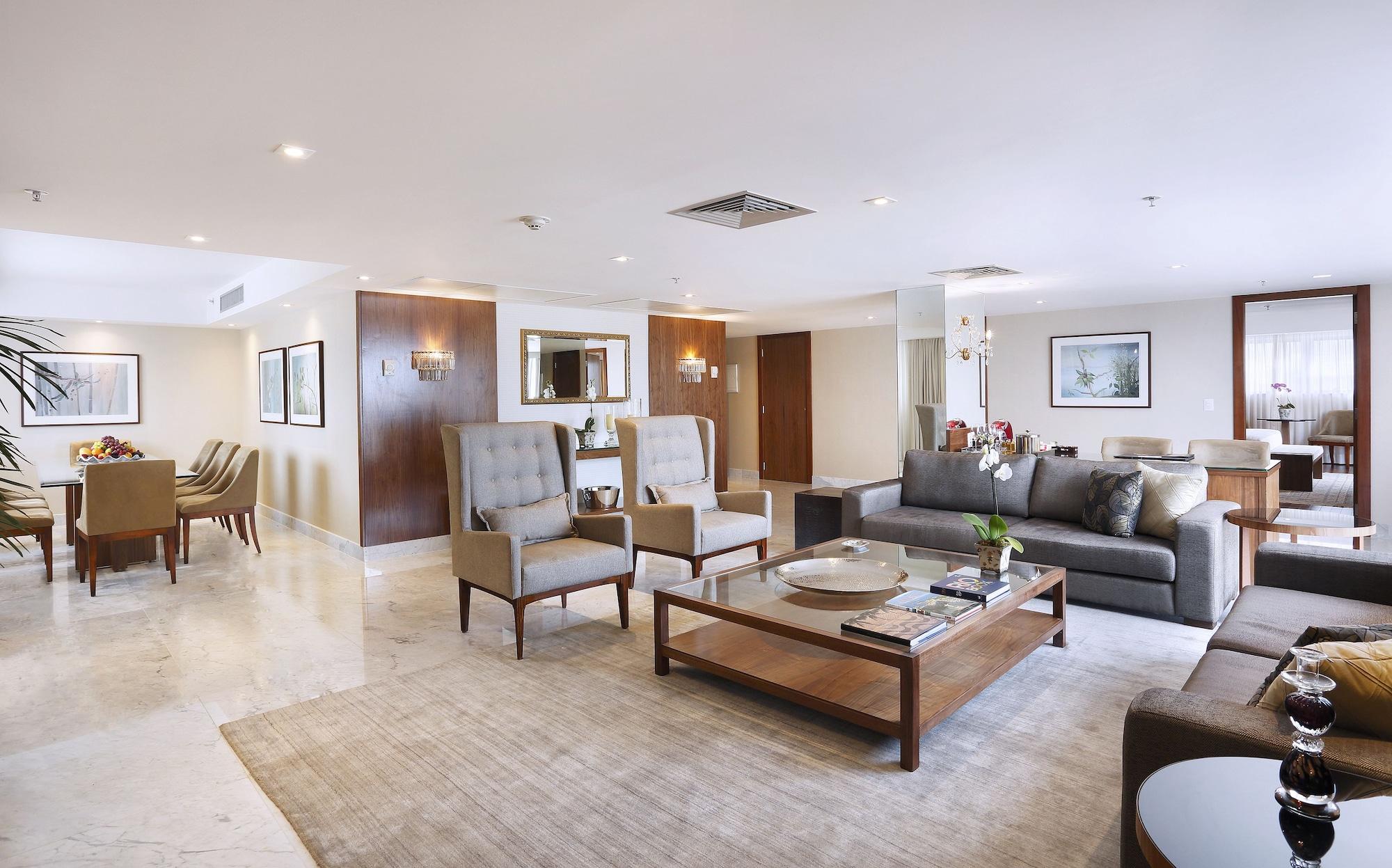 Windsor Marapendi Hotel ริโอเดจาเนโร ภายนอก รูปภาพ A living room in a suite at the Four Seasons Hotel, London