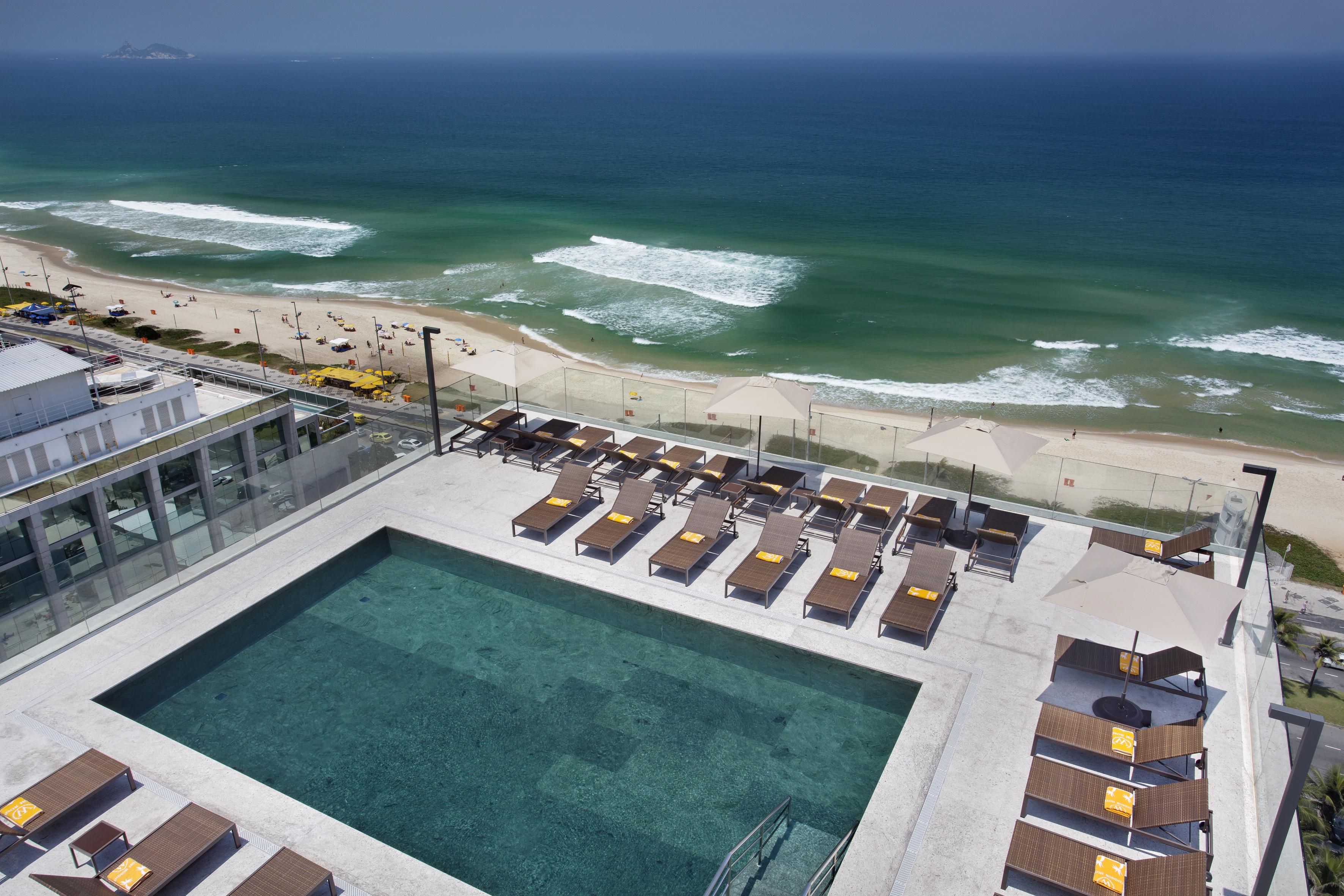 Windsor Marapendi Hotel ริโอเดจาเนโร ภายนอก รูปภาพ The rooftop pool at the Hilton Tel Aviv