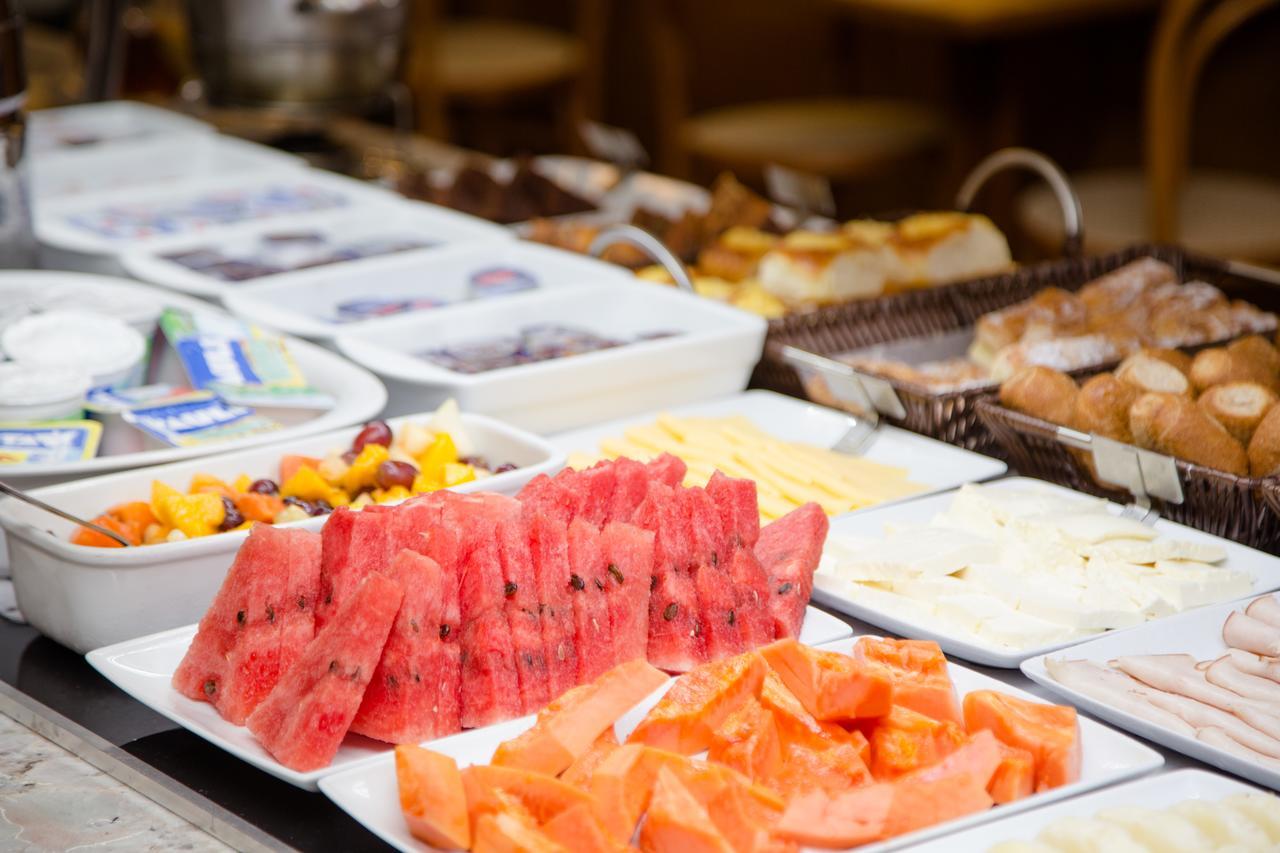 Windsor Marapendi Hotel ริโอเดจาเนโร ภายนอก รูปภาพ A buffet of fruit